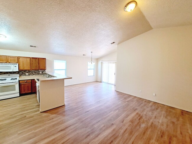 Building Photo - Coming soon! 3 bed 2 bath home in Huning R...