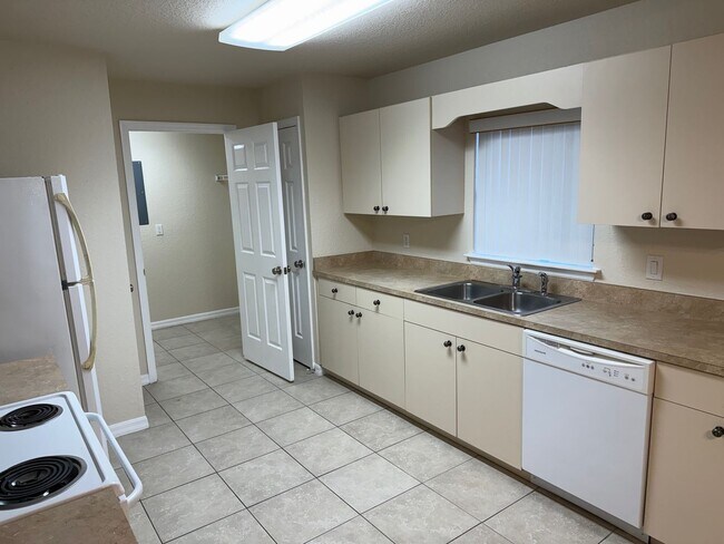 Foto del edificio - 2 Bedroom, 2 1/2 Bathroom Condo