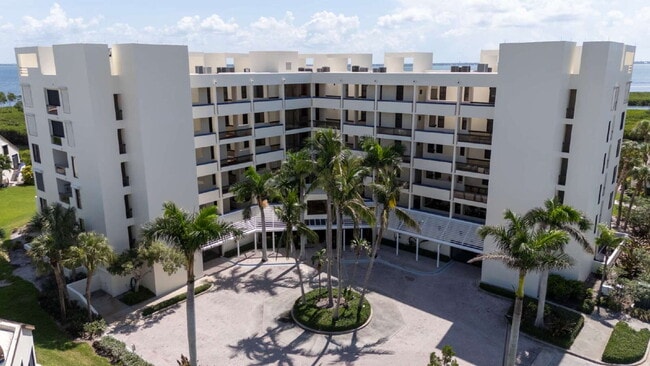 Building Photo - One of Longboat Key’s premier waterfront c...