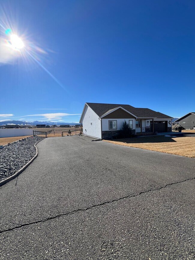 Building Photo - East Helena Rental