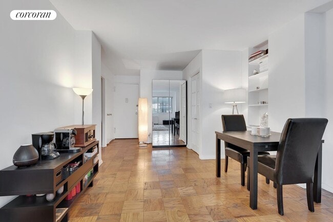 Building Photo - 211 E 53rd St