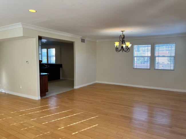 Building Photo - 3BD/2.5BA CONDO