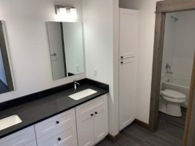 Foto del edificio - 3 Bed/2.5 Bath Townhome! Beautiful Finishes With 2 Patios That Over-Look a Park Setting!