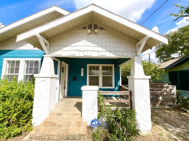 Foto del edificio - **APPLICATION RECEIVED** **MOVE IN SPECIAL** MUST SEE! 2 Bedroom / 2 Bath Home Near Downtown!