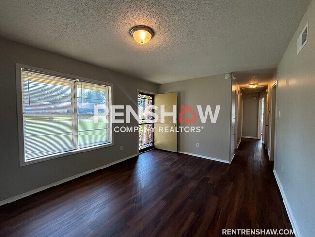 Foto del edificio - Schedule a Tour Today for this 3 Bed / 1 B...