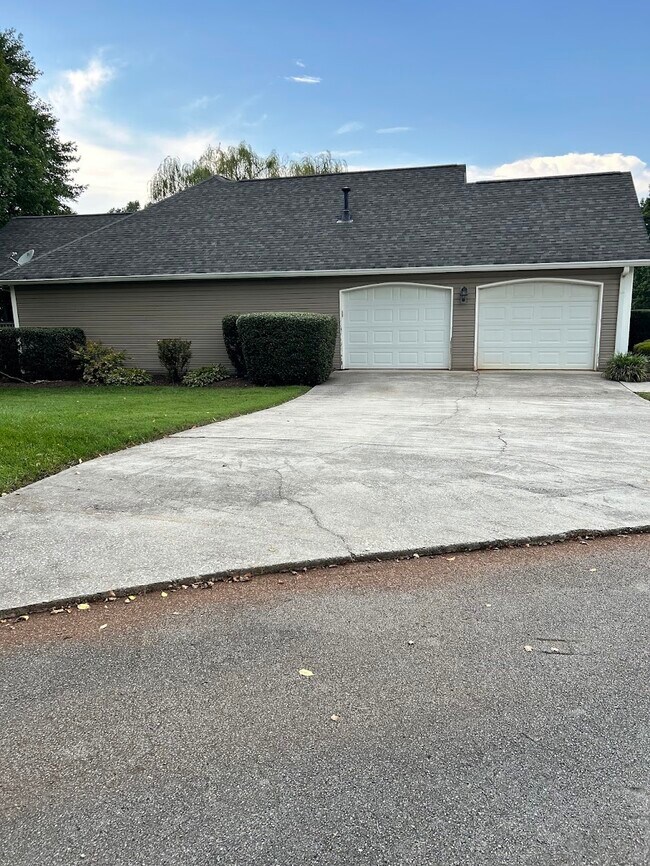 Lateral de la casa/entrada de vehículos - 13051 Sanderling Ln