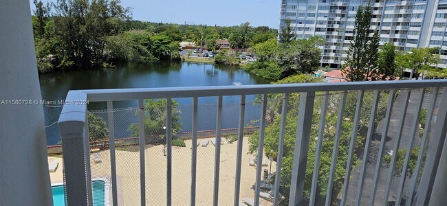 Foto del edificio - 1300 NE Miami Gardens Dr