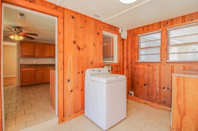 Foto del edificio - Heart of the Action: Cozy 2 Bed 1 Bath Home