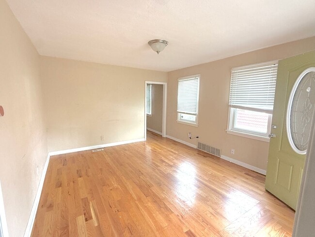 Building Photo - Cute Home in Westside South Neighborhood