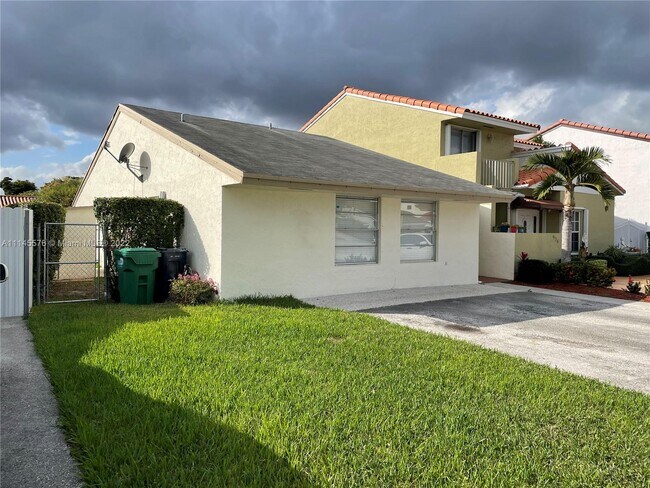 Building Photo - 936 SW 118th Ct
