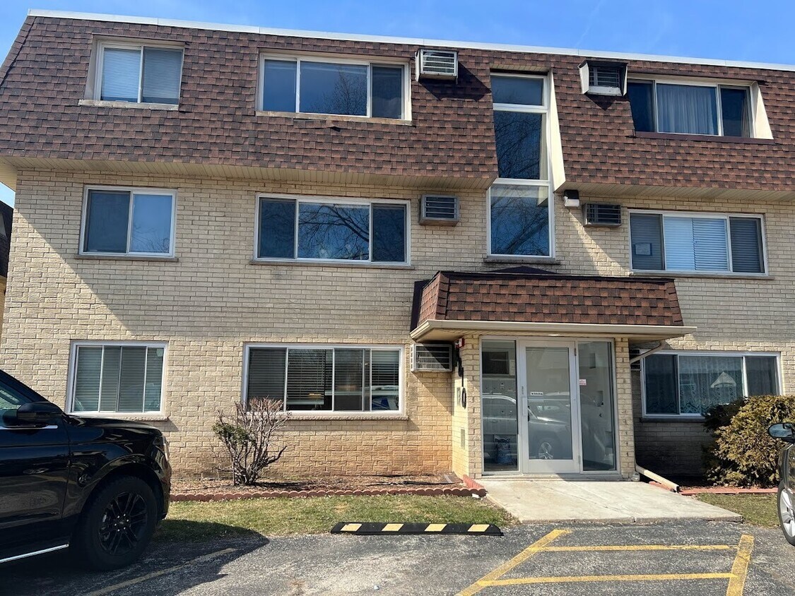 8810 Briar Ct Unit 1A, Des Plaines, IL 60016 Condo for Rent in Des