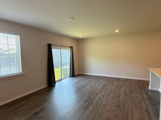 Foto del edificio - Beautiful 4BR Home with Garage & Modern Kitchen in Greenway Farms