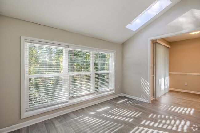 2BR, 2BA - 1,335SF - Sun Room - The Ivy Brookhaven