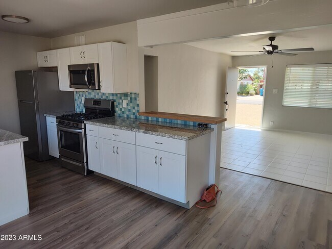 Foto del edificio - 1216 E Desert Park Ln