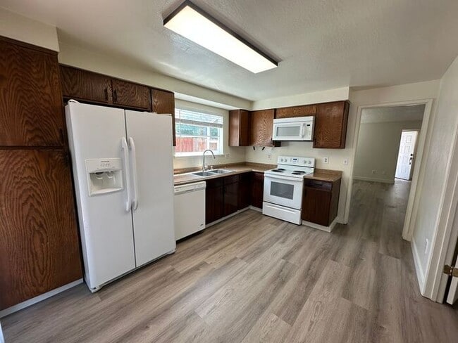 Building Photo - 1212 Junction Dr