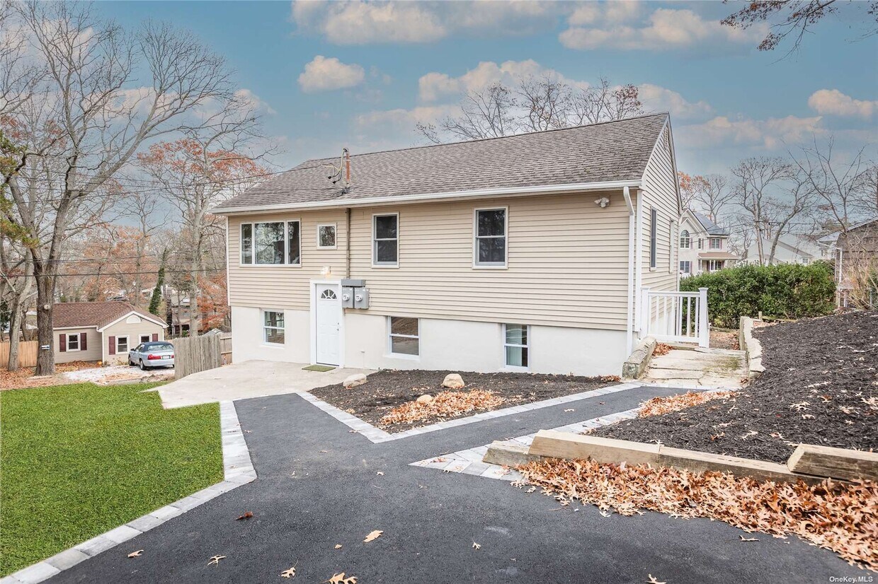 Primary Photo - 34 Greenlawn Rd