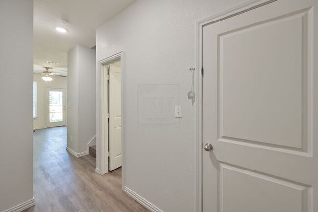 Building Photo - $1500! Stylish 2BR Townhome with 15 Minutes from Downtown Fort Worth Stockyards!