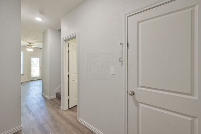 Foto del edificio - Peak living! Stylish 2BR Townhome with 15 ...