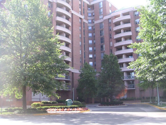 Front of Building - 4808 Moorland Ln