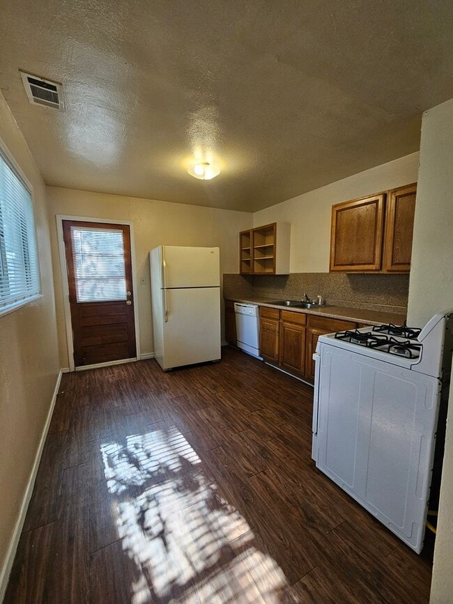 Building Photo - (3) Bed in Core Norman! Pet Negotiable! Av...