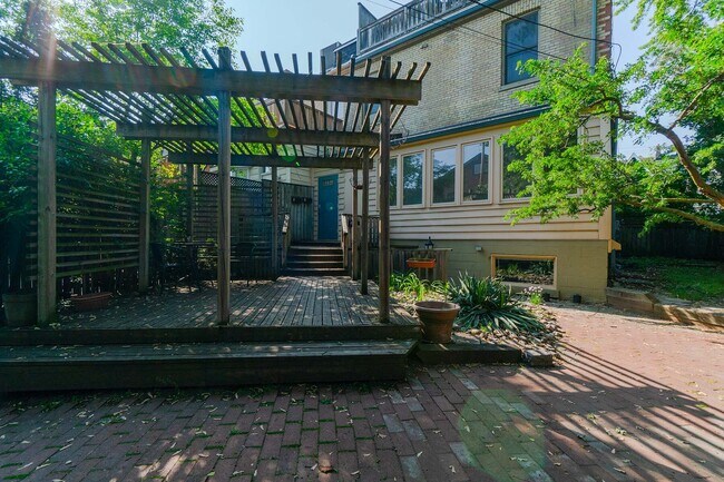 Photo du bâtiment - 217-217 Carlton St.
