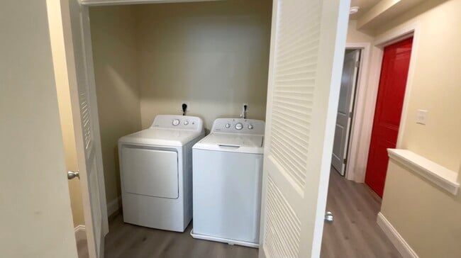 Washer & Dryer (in unit) - 1616 N Sydenham St