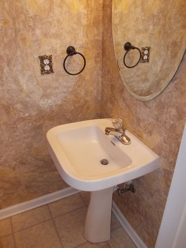 Foto del edificio - Great 2 story home with fenced back yard i...