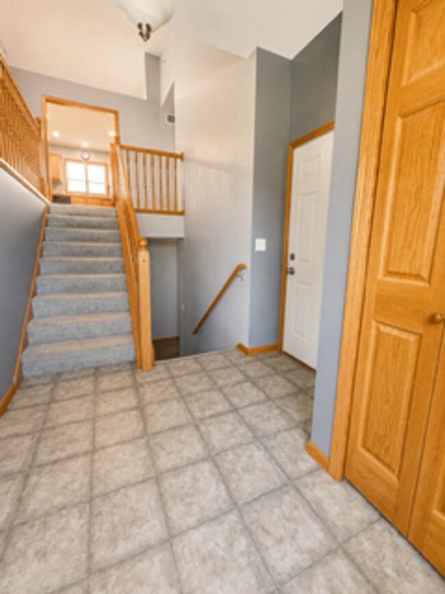 Foto del edificio - Spacious Split-Level Home with Large Backyard