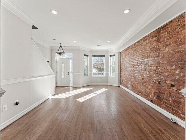 Foto del edificio - 1215 Otis Pl NW