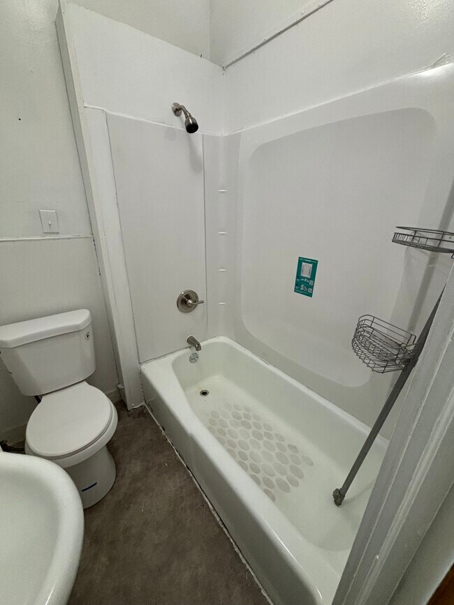 Baño - 1232 Cherry St