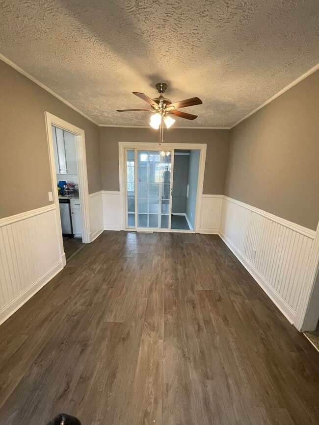Building Photo - Huge home with bonus room and fenced in ba...