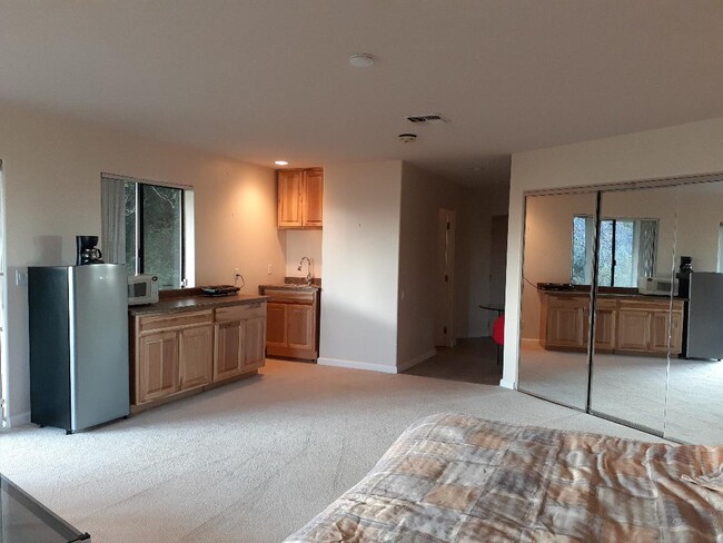 Kitchenette - 1051 Wharf St