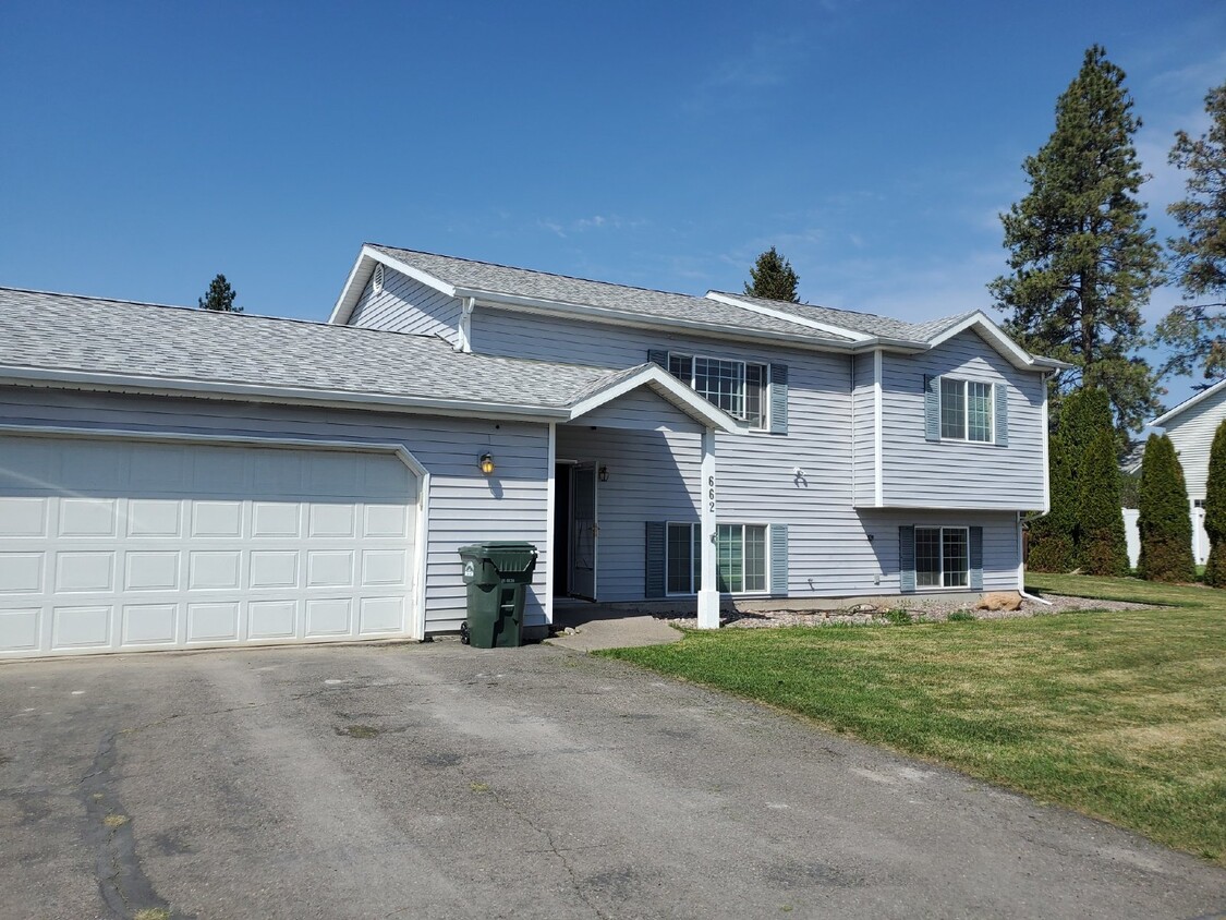 Primary Photo - Remodeled 3 bedroom, 2 bathroom, 2 car garage