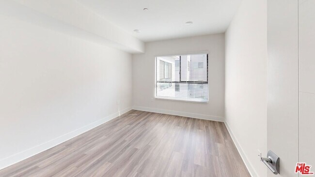 Foto del edificio - 5030 Rosewood Ave