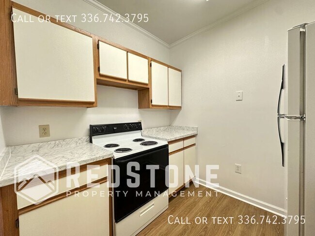 Building Photo - 2 Bedroom, 1 Bath - Apartment