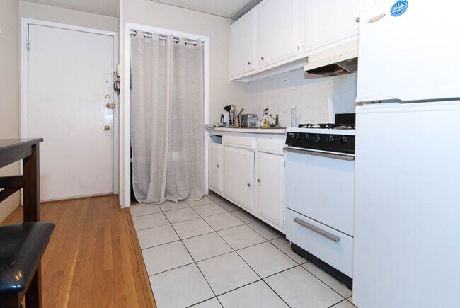 Building Photo - Comm Ave 2bed on the Green Line - Heat/HW ...