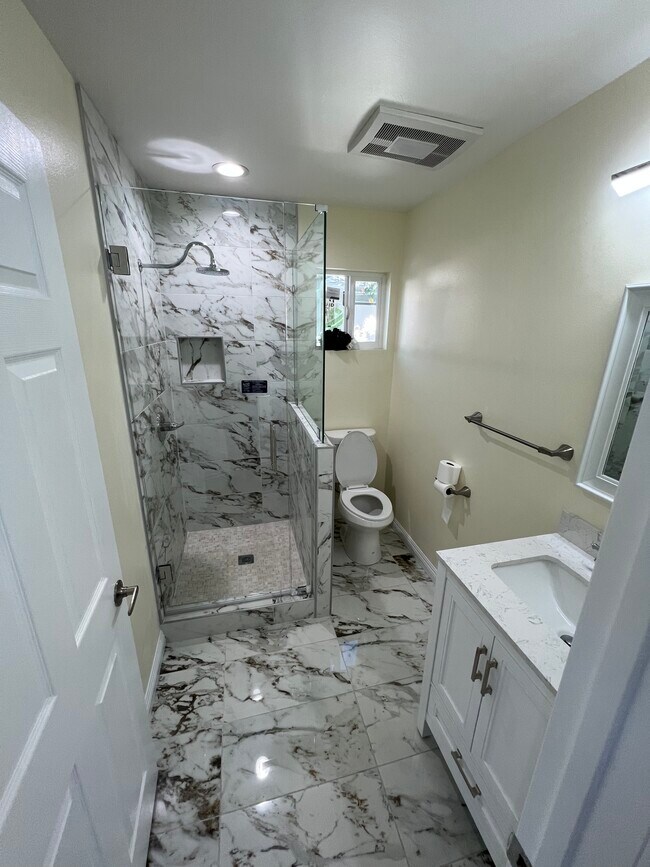 Foto del edificio - 8153 Hazeltine Ave