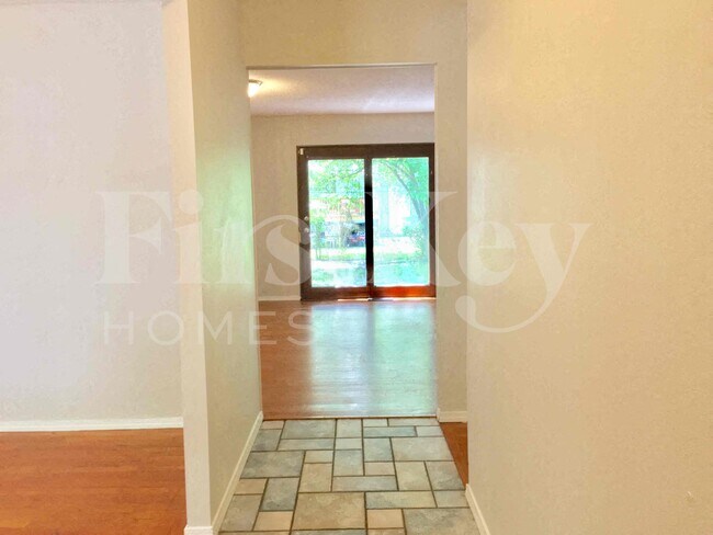 Foto del edificio - 2275 Glenoro Dr