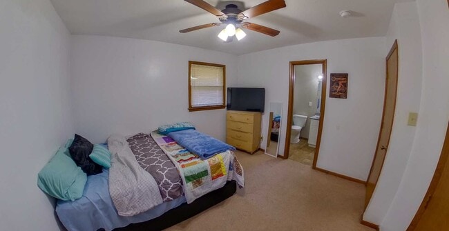 Building Photo - Enclosed Sun room + 2-Car Garage + Washer ...