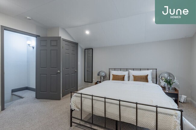 Foto del edificio - ROOM ONLY in 5-bed/3.0-bath Home