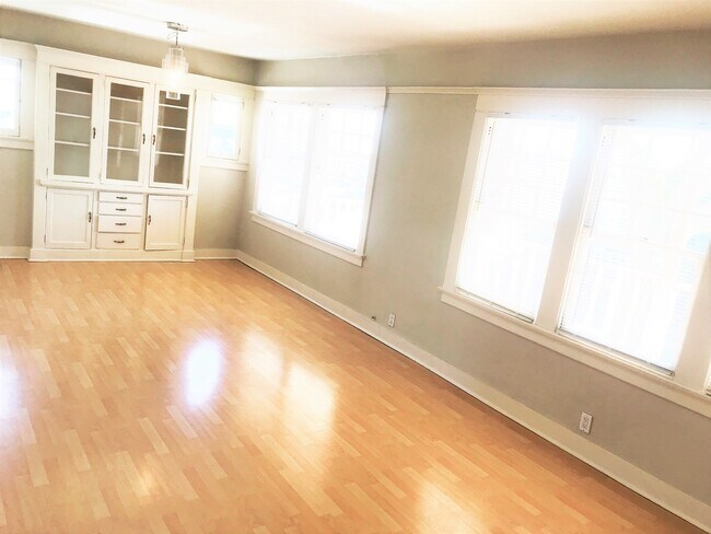 LIVINGROOM - 5217 Fountain Ave