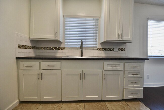 Building Photo - 14025 Moorpark St