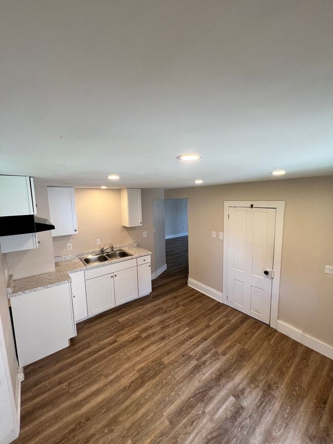 Building Photo - Newly Remodeled 3BR/1BA - 1st Floor | Sect...