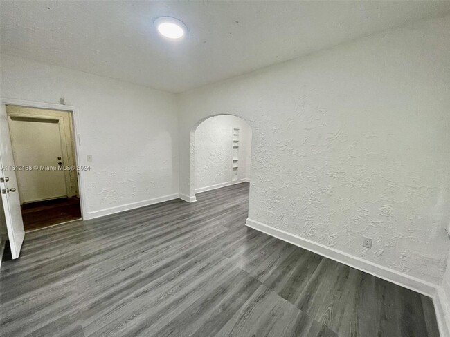 Building Photo - 935 Catalonia Ave