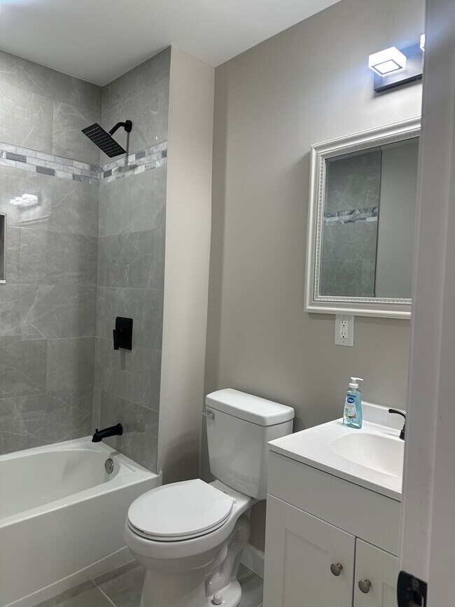 Building Photo - Single Family Apt Unit 2