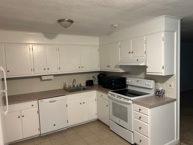 Building Photo - The Meadows Apartments