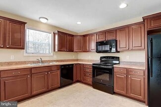 Building Photo - 180 Breezewood Dr