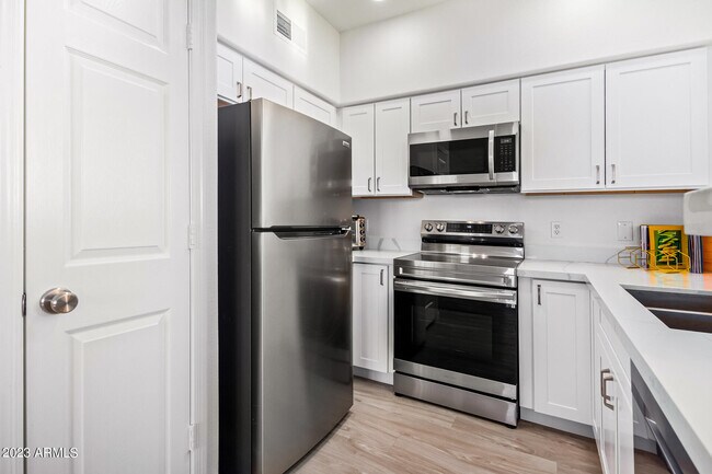 Building Photo - 20100 N 78th Pl