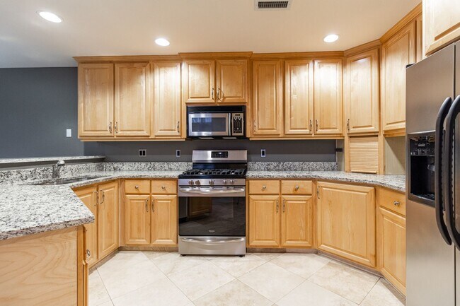 Foto del edificio - Beautiful 3 bedroom 2 bathroom Townhouse-P...