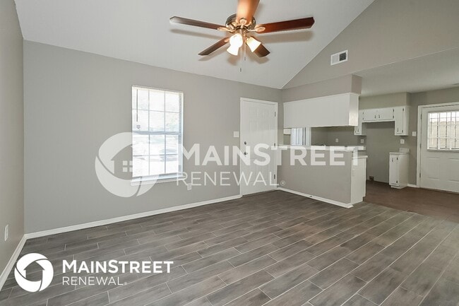 Building Photo - 4568 Summer Creek N